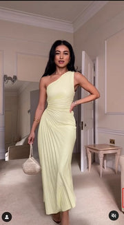One-shoulder Pleated Irregular Dress in a New Light-colored Palette