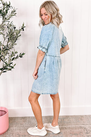 Beau Blue Mineral Wash – Kurzärmliges Jeanskleid mit Knöpfen und Rüschen