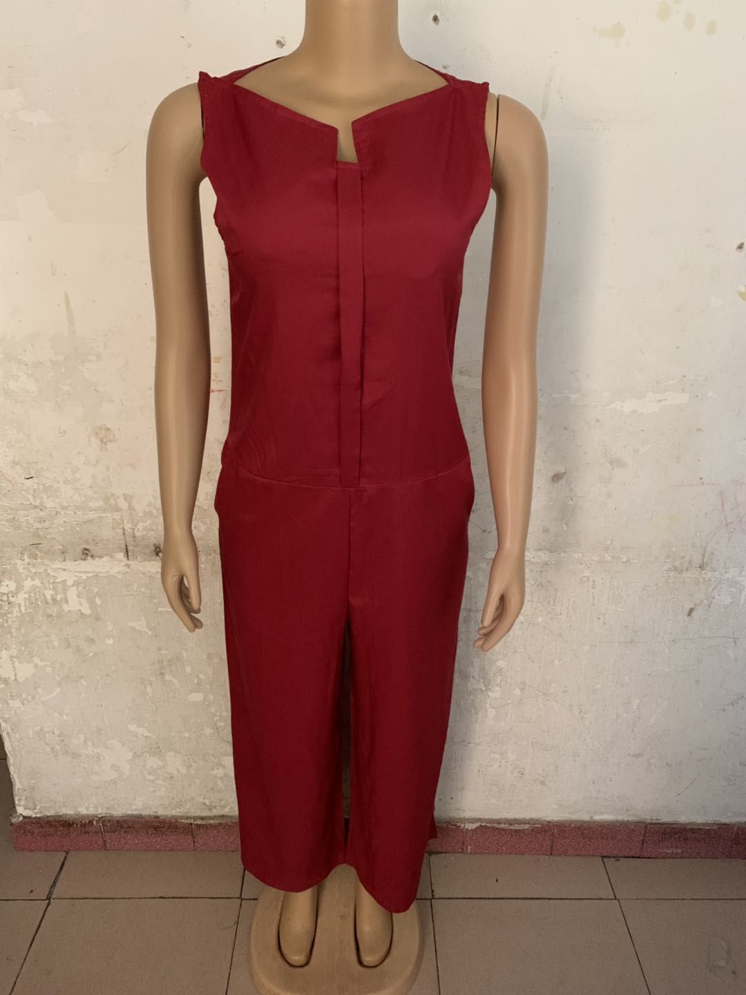 Women's Classic Solid Color Sleeveless Wide-Leg Jumpsuit