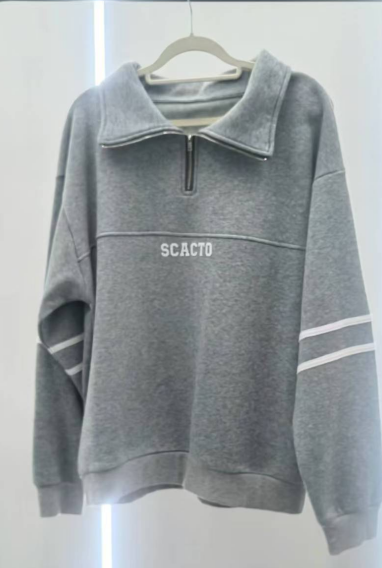 Cozy Women's Long-Sleeve Sweatshirt for Daily Comfort