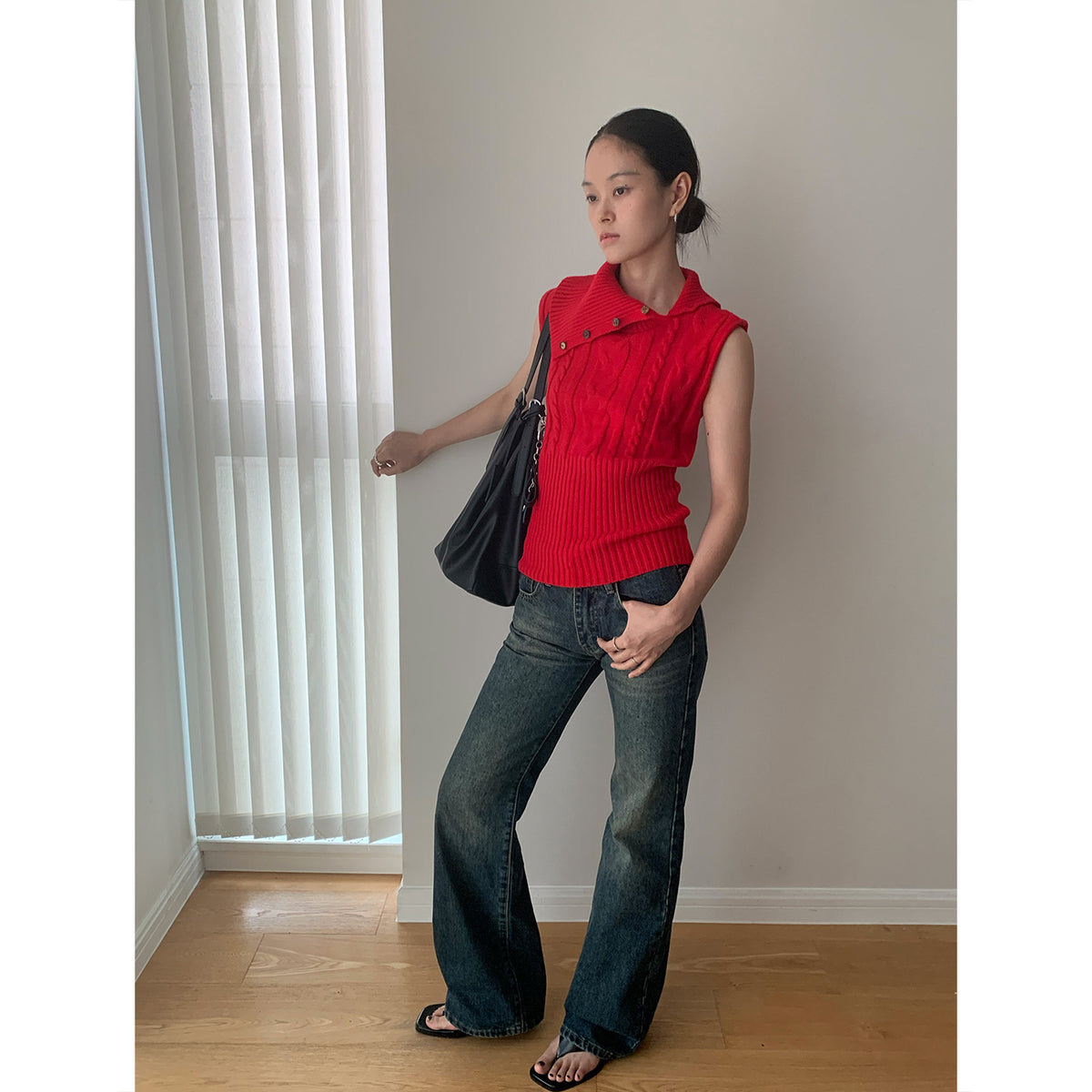 Turtleneck Sleeveless Knit Top with a Turn-down Collar Slim-fit Sweater
