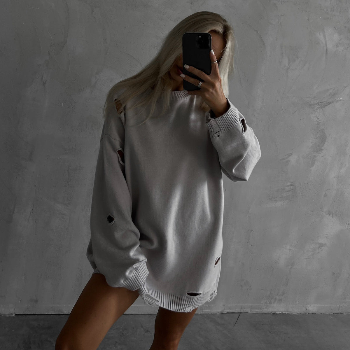 Loose Sweater with Ripped Waste Soil