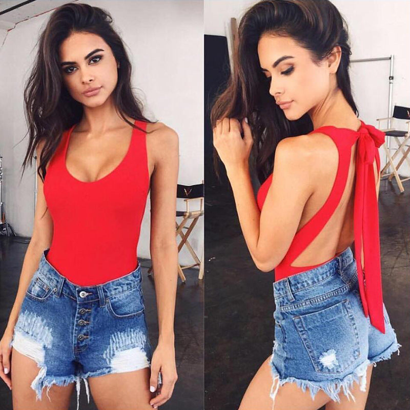 Women's dresses are tied with one-piece dresses