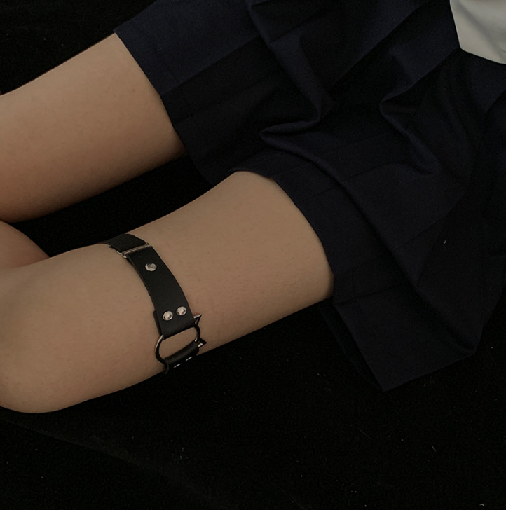 Feminine Black Leg Ring Accessory