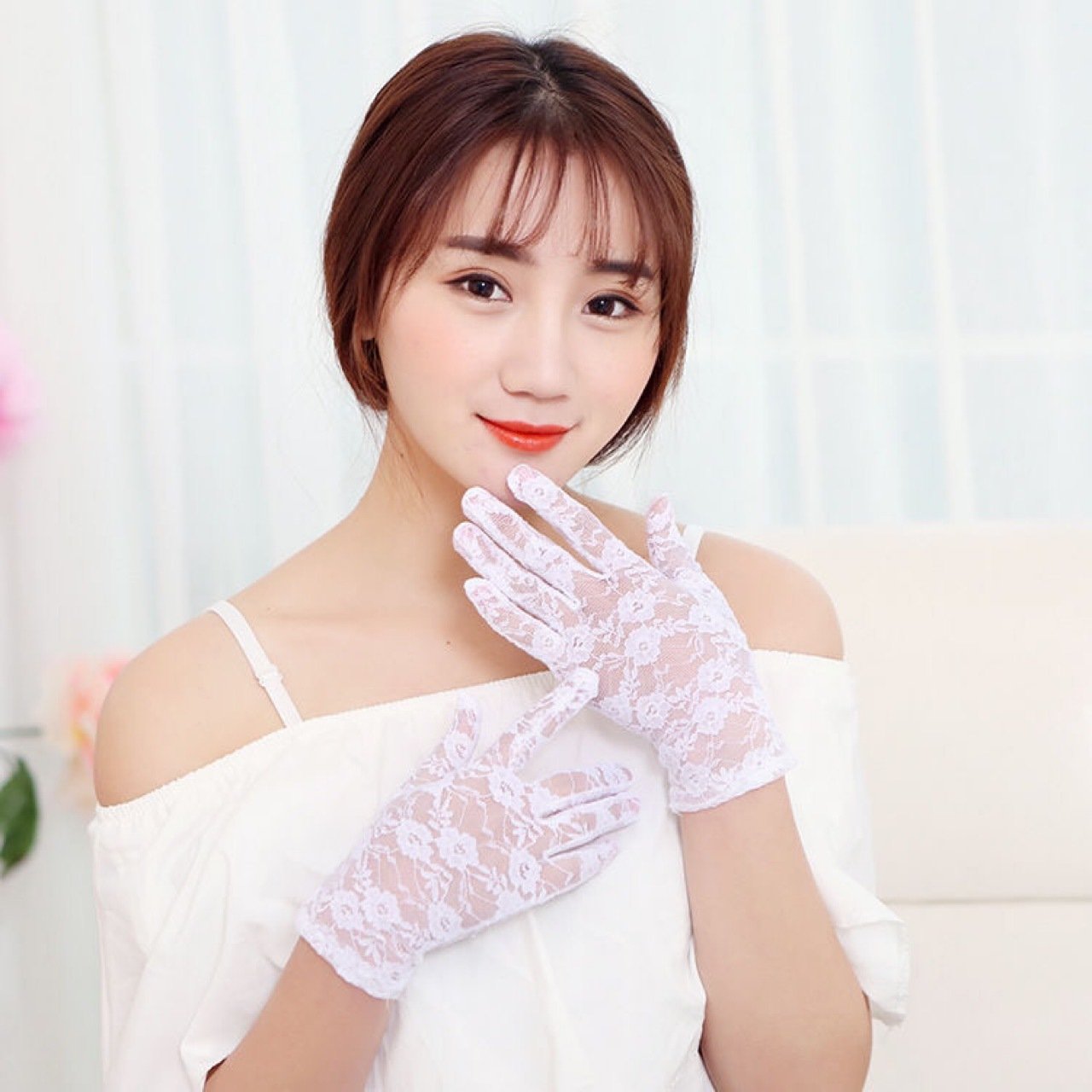 Protective Women's Lace Gloves for Daily Use