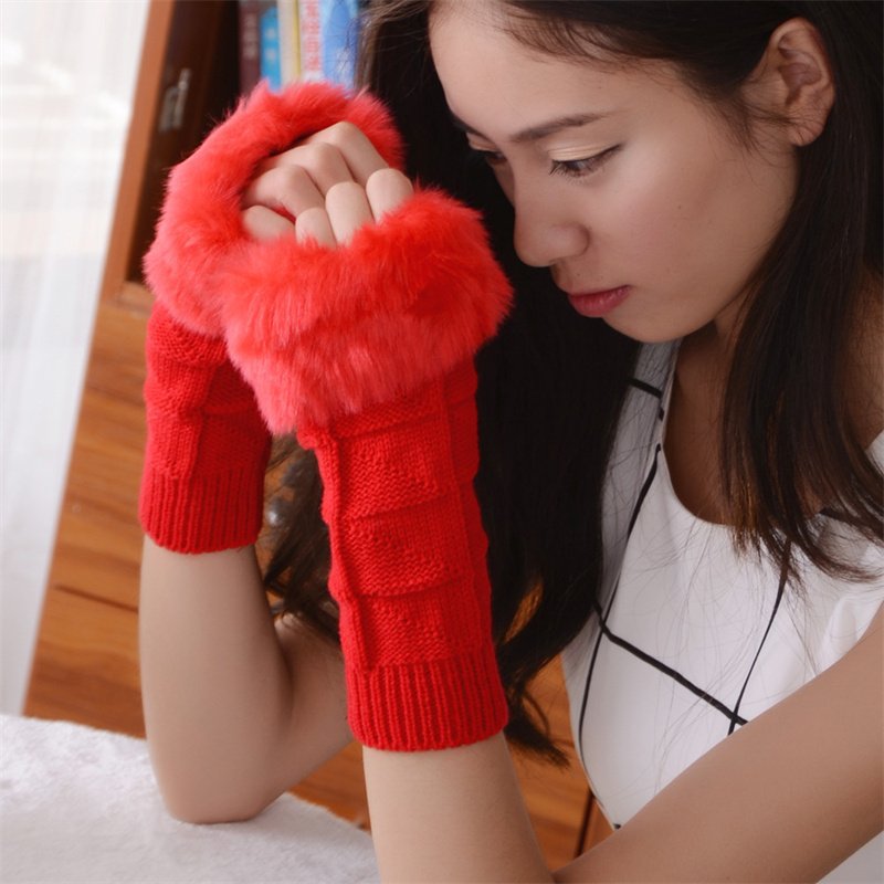 Stay Cozy with Simple Solid Color Gloves