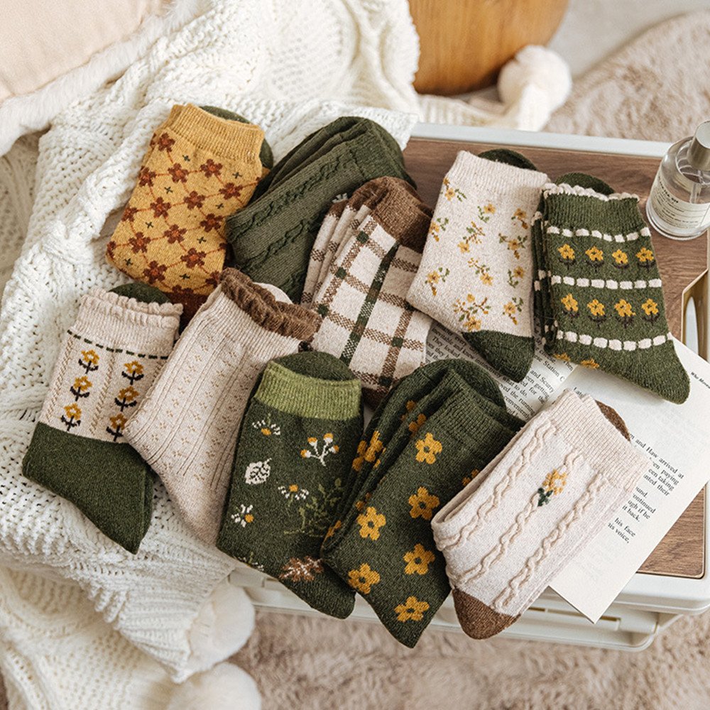 Thick Women's Green Wool Socks for Cold Weather