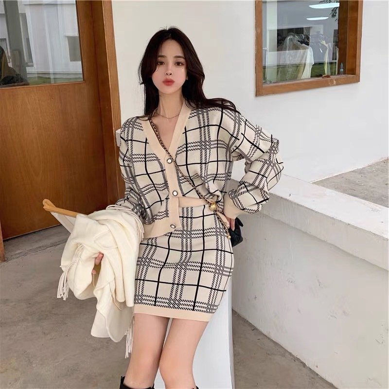 Cozy Plaid Skirt Outfit for Women