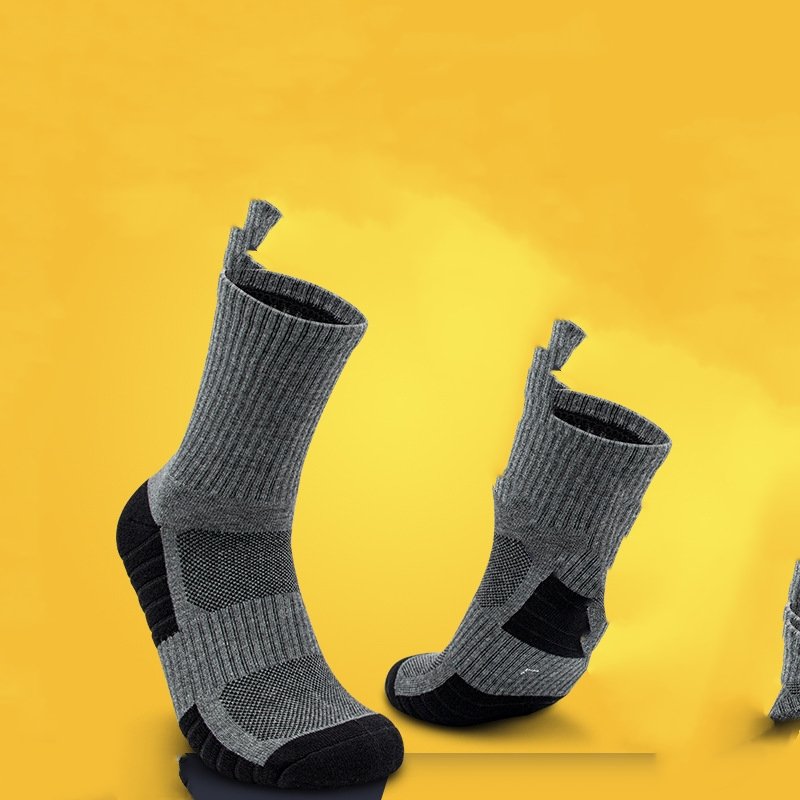 Men's Basketball Socks with Non-Slip Grip and Moisture-Wicking