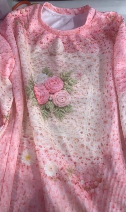 Womens Loose-fitting Pullover T-shirt with a Round Neck and Floral Print