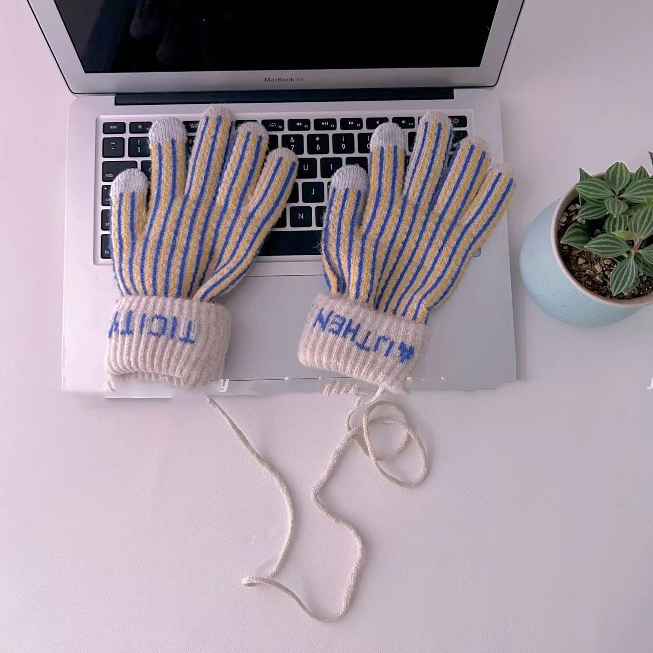 Stay Warm in Style with Touch Screen Knitted Gloves