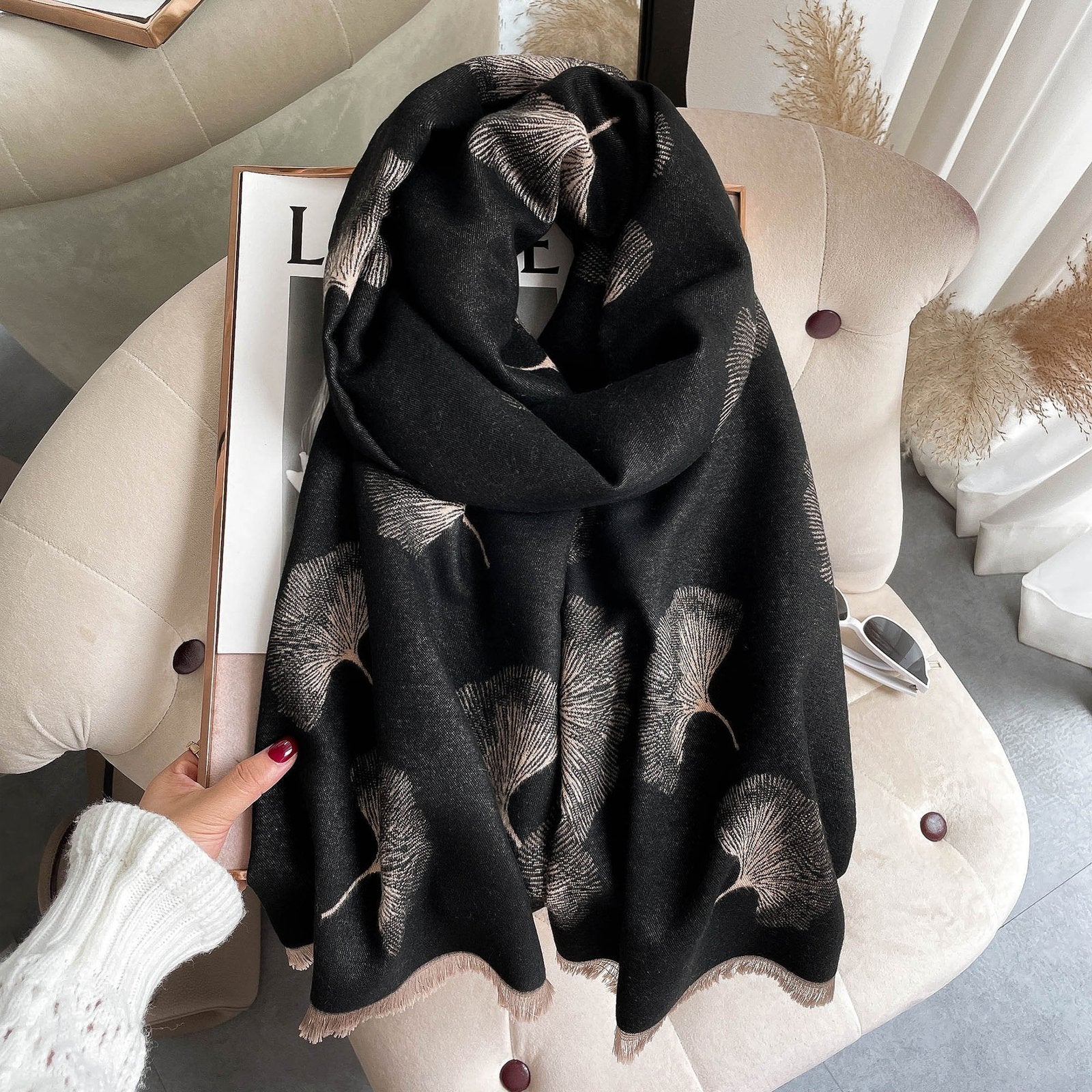 Stay Warm & Stylish Women's Scarf