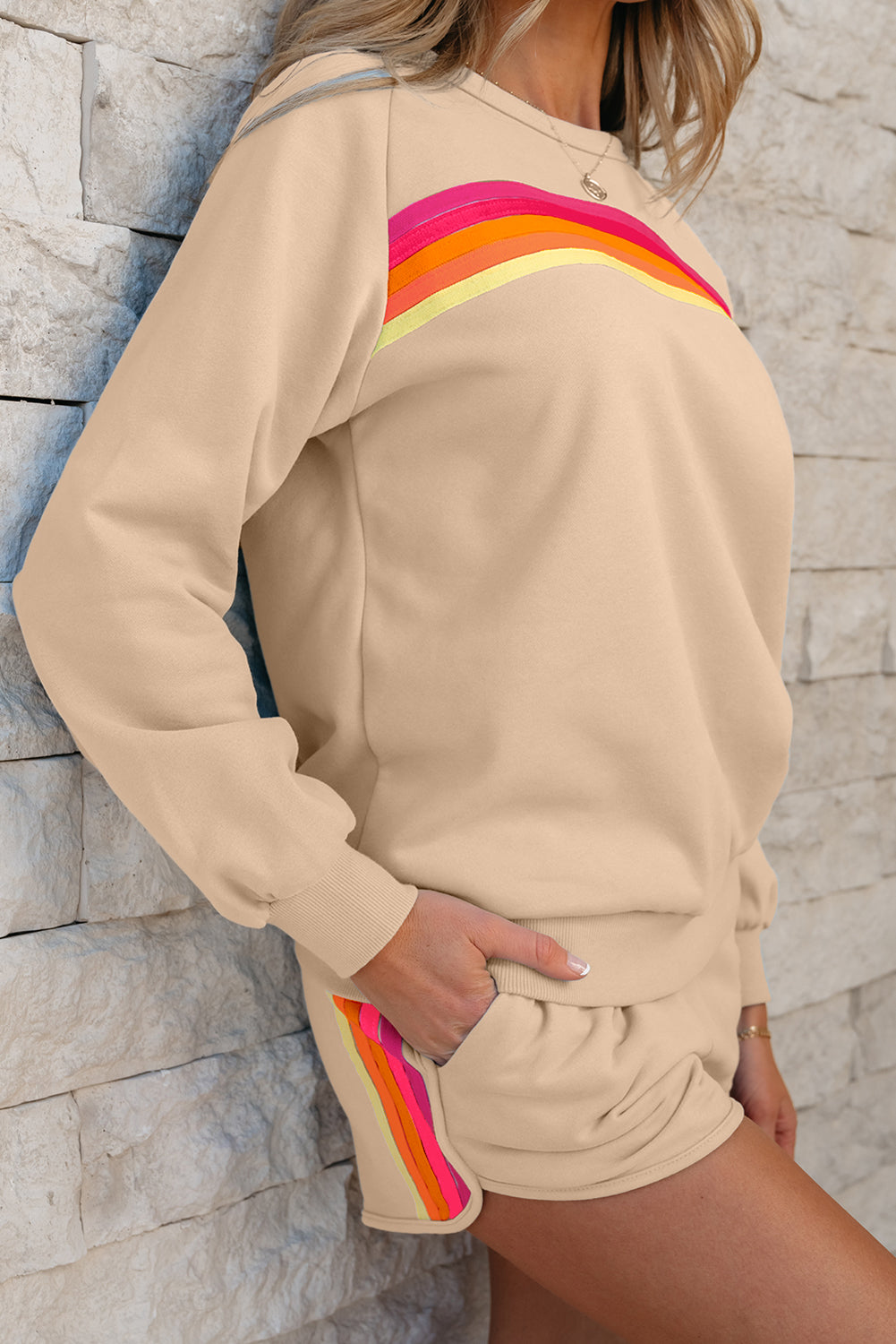 Aprikosenfarbener Pullover mit gestreiftem Akzent und Shorts, zweiteiliges Freizeitset