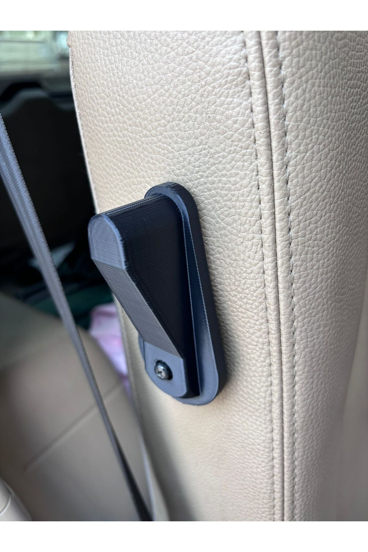 Chevrolet Captiva rear seat recliner lever