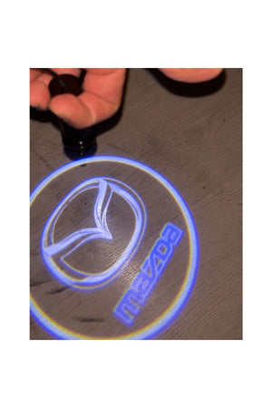 Logo-Befestigungsvorrichtung unter der Tür