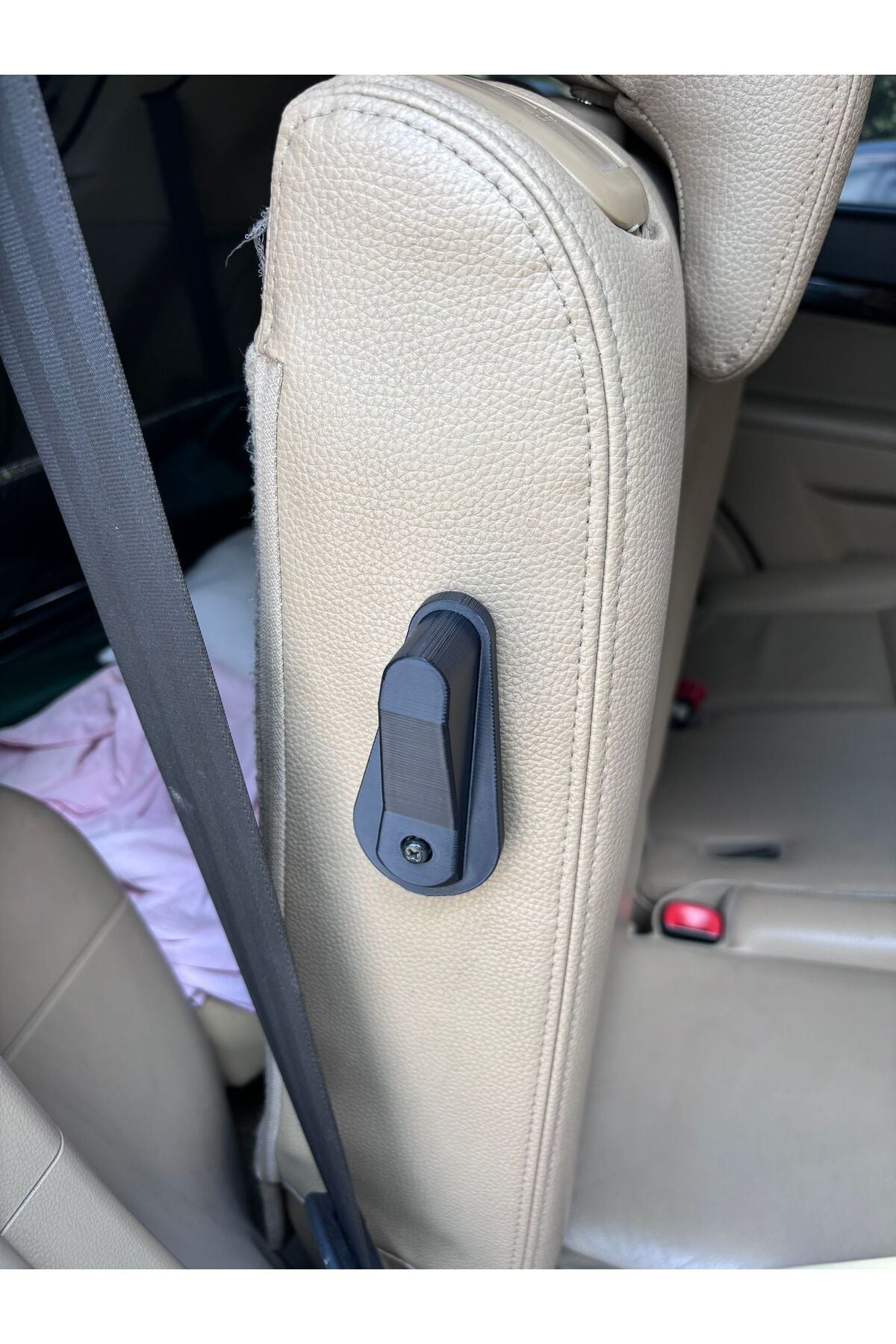 Chevrolet Captiva rear seat recliner lever