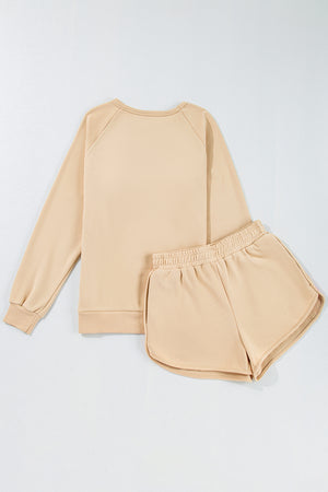 Aprikosenfarbener Pullover mit gestreiftem Akzent und Shorts, zweiteiliges Freizeitset