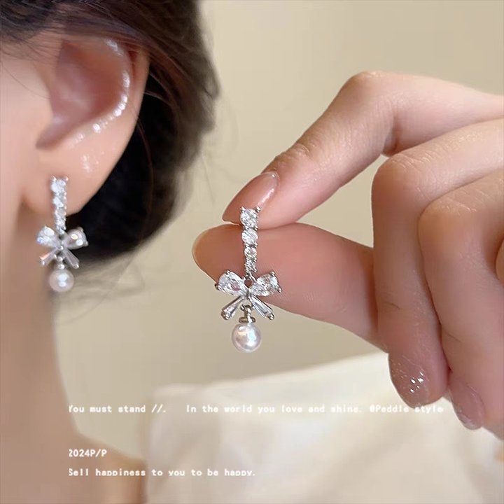 Retro Chic Silver Shell Stud Earrings