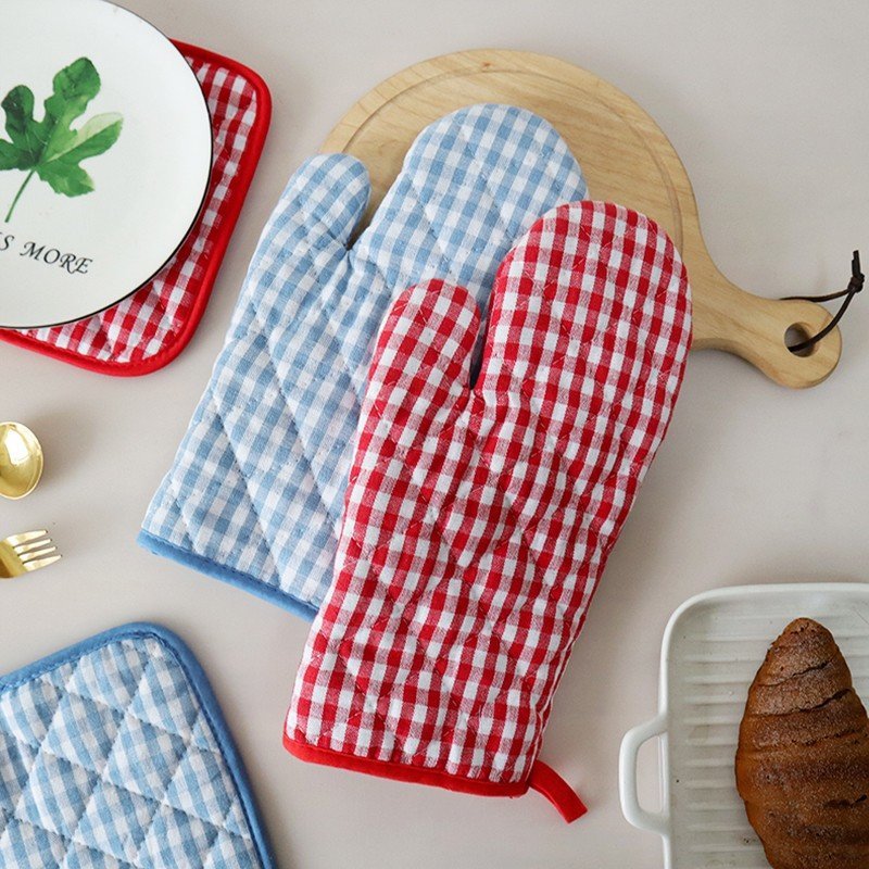 Protect Your Hands with Plaid Baking Gloves