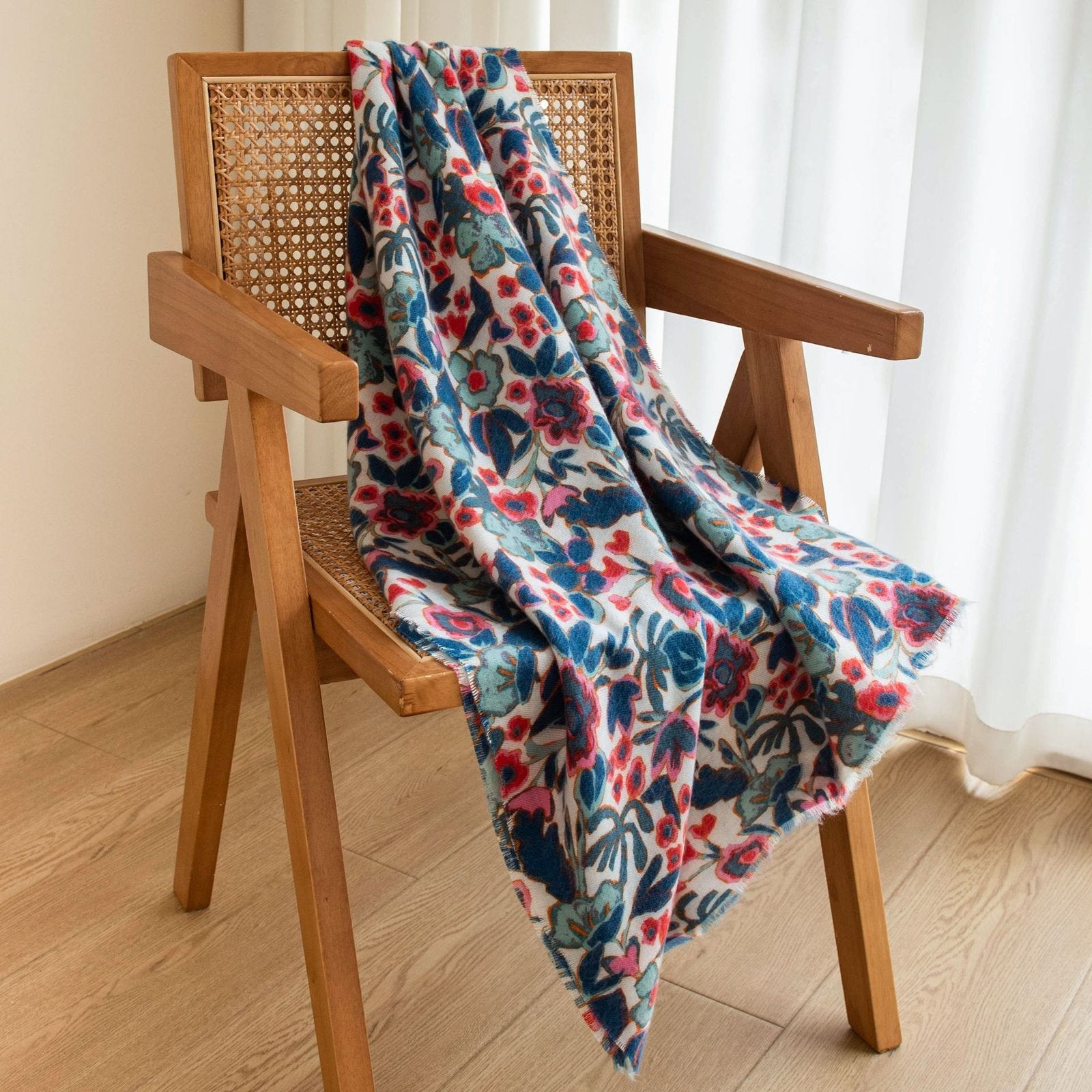 Warm All-Matching Commuter Scarf