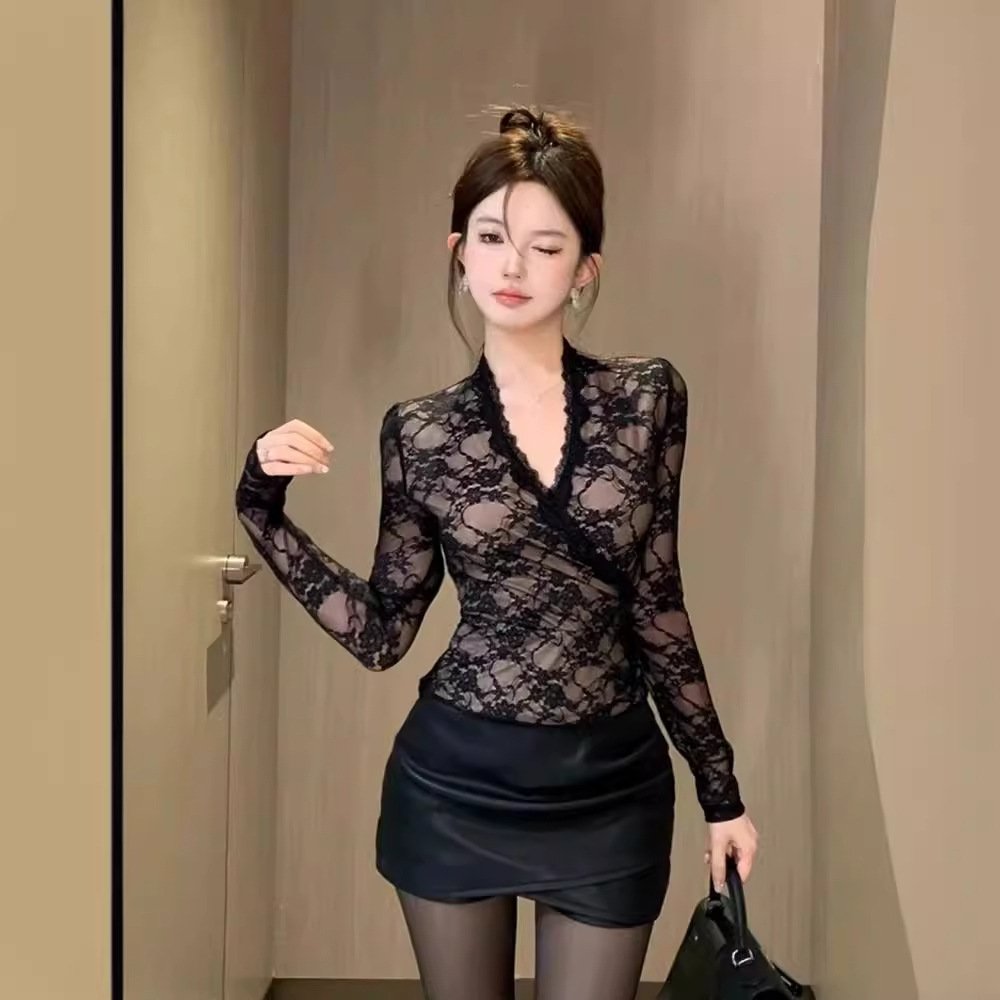 Chic Black V-Neck Lace Long-Sleeve Slim Base Top