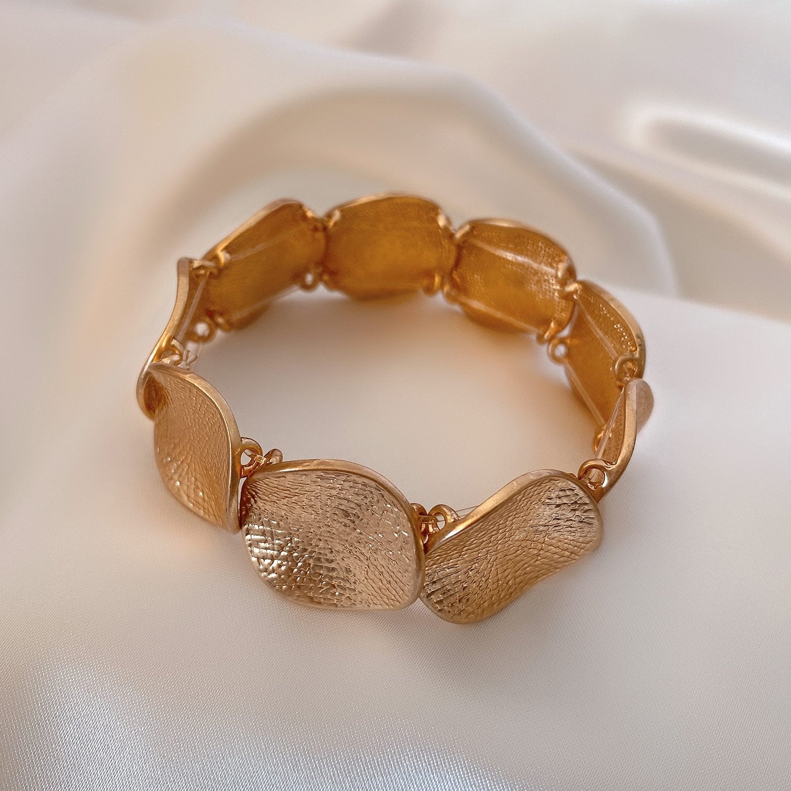 Add Elegant Geometric Style to Your Outfit with This Round-disc Bracelet