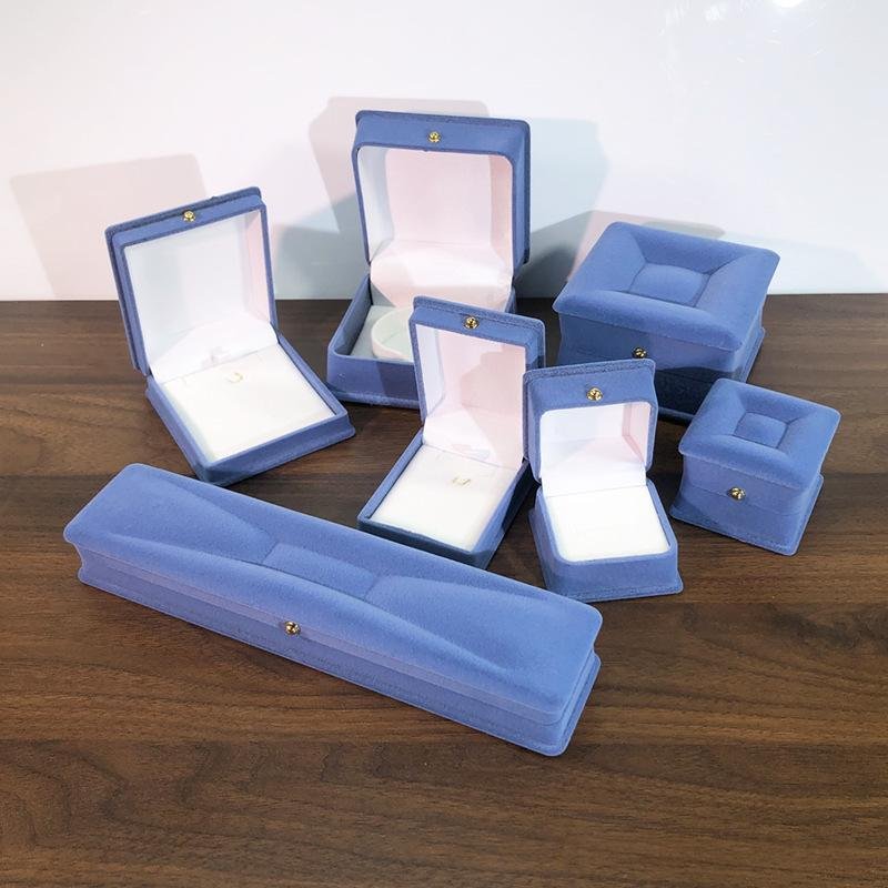Luxurious Velvet Jewelry Box with Pearls