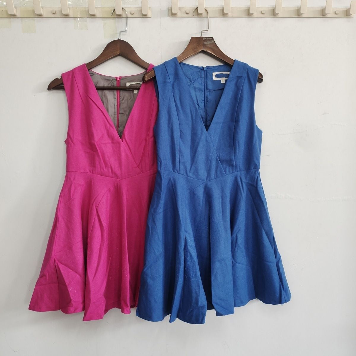Elegant Sleeveless Figure-flattering French-style Skirt with a Cinched Waist and Sophisticated Charm