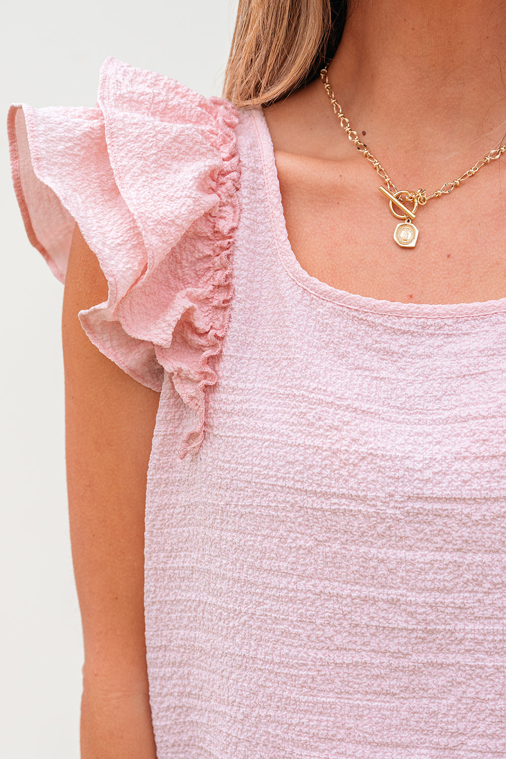 Zartrosa Bluse mit Strukturmuster, Schleife und Rüschen, Schmetterlingsärmeln