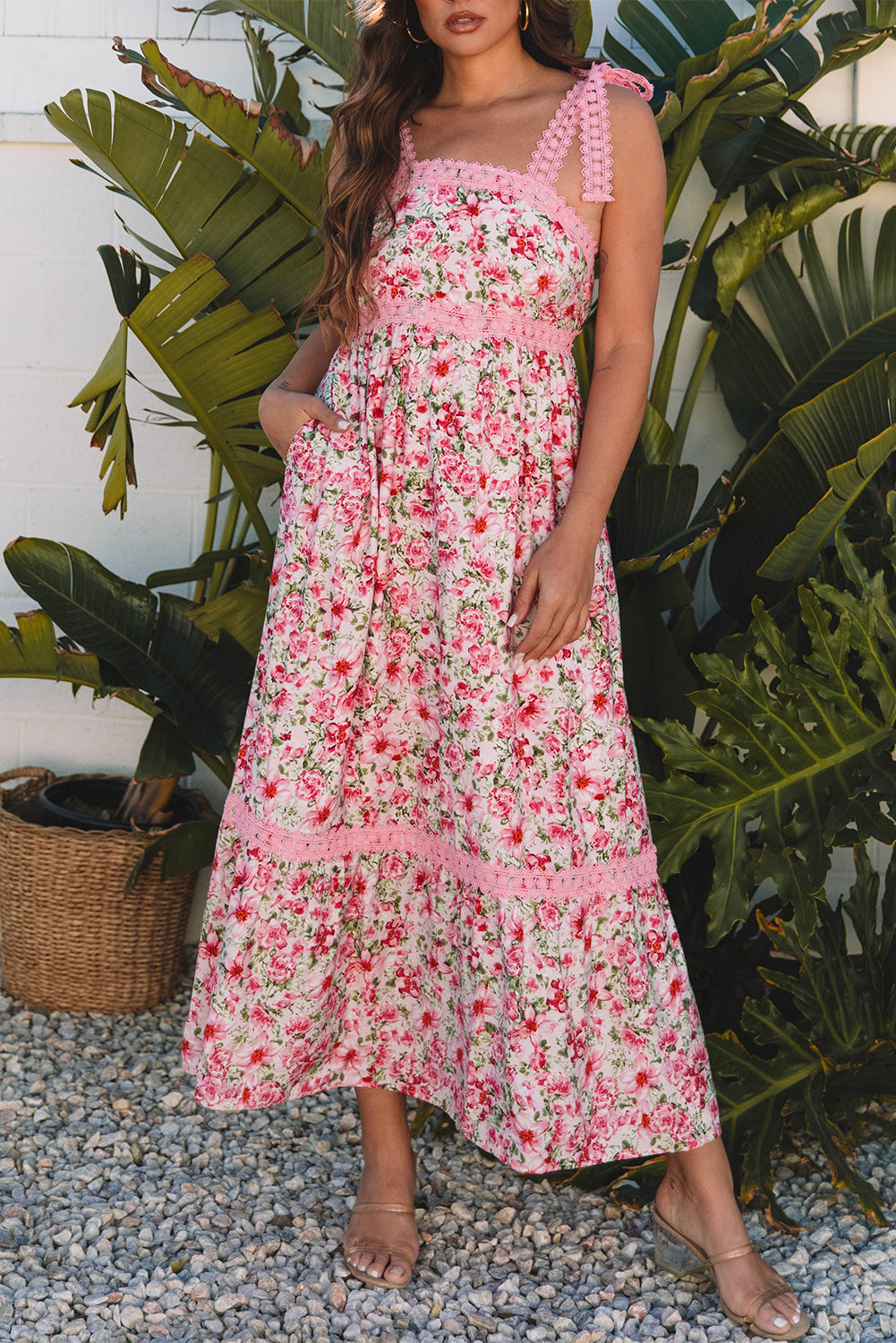 Rosa Maxikleid mit Empire-Taille und floraler Spitze und gebundenen Trägern