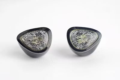 10mm dynamic driver in-ear earphones with balanced sound and multiple connectors