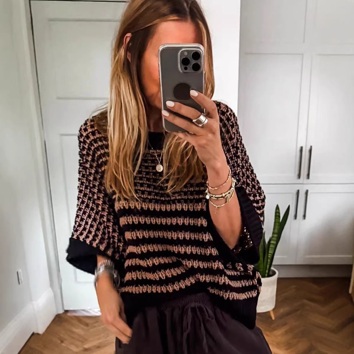 Womens Crew-neck Sweater a Stylish Versatile and Relaxed-fit Top