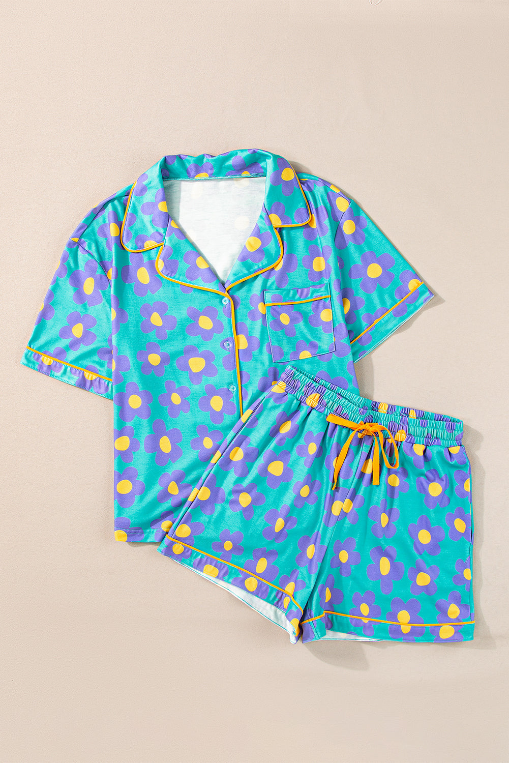 Grünes Pyjama-Set mit kurzärmligem Hemd und Blumenmuster