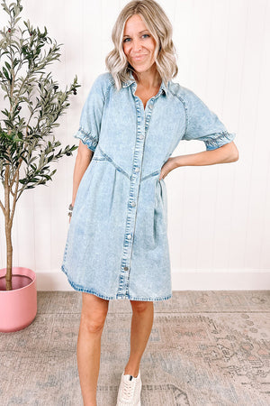 Beau Blue Mineral Wash – Kurzärmliges Jeanskleid mit Knöpfen und Rüschen