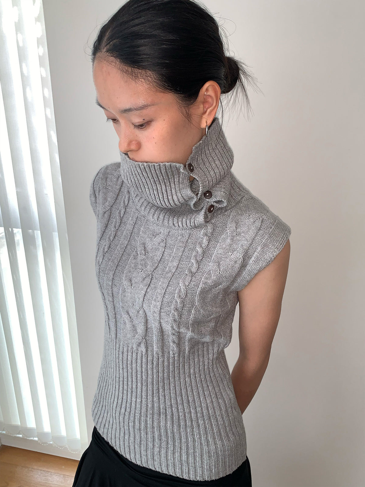 Turtleneck Sleeveless Knit Top with a Turn-down Collar Slim-fit Sweater