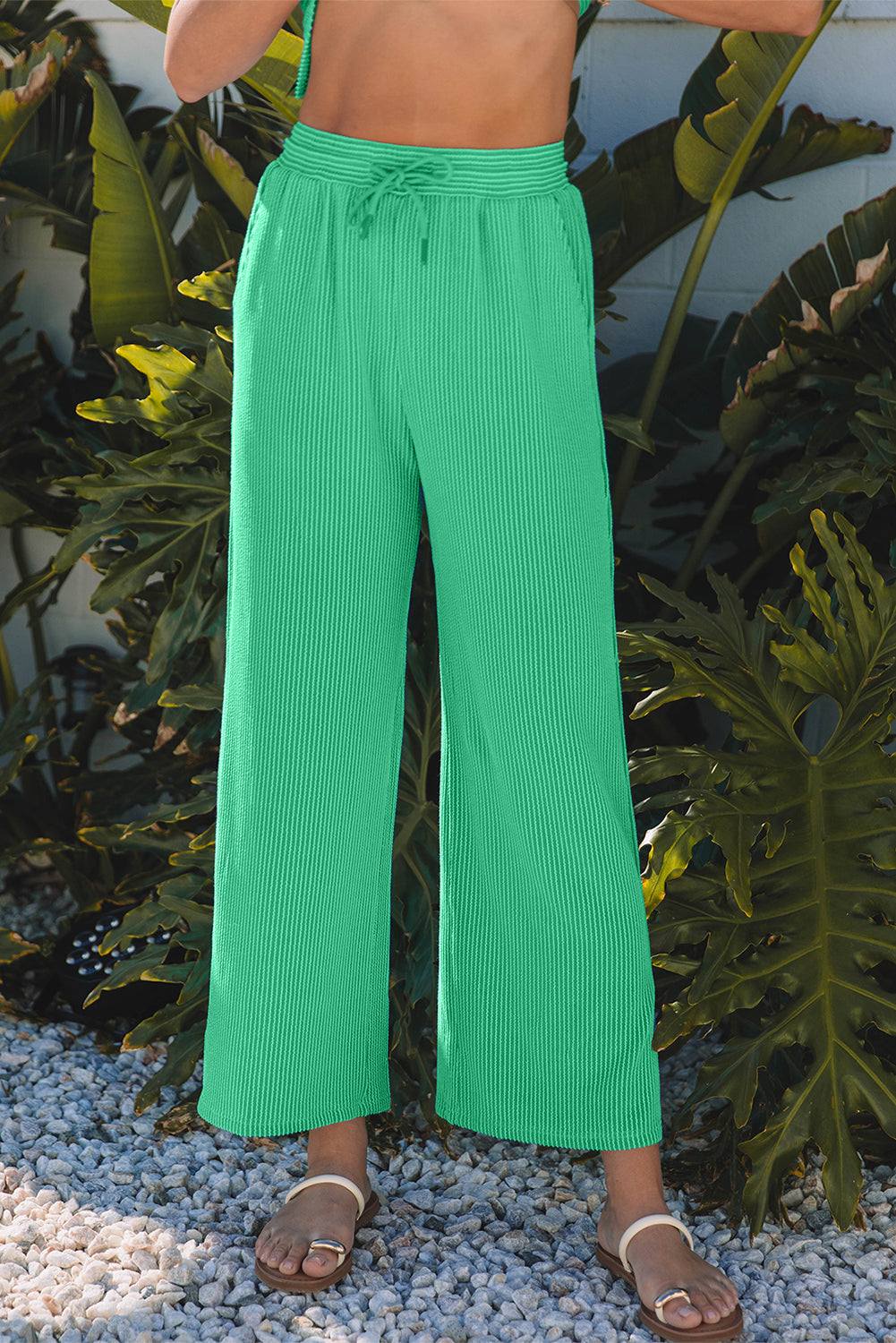 Hellgrünes Set aus kurzärmligem T-Shirt und Hose mit weitem Bein in festem Kordelstrick