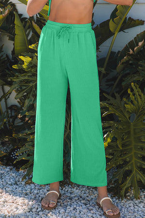 Hellgrünes Set aus kurzärmligem T-Shirt und Hose mit weitem Bein in festem Kordelstrick