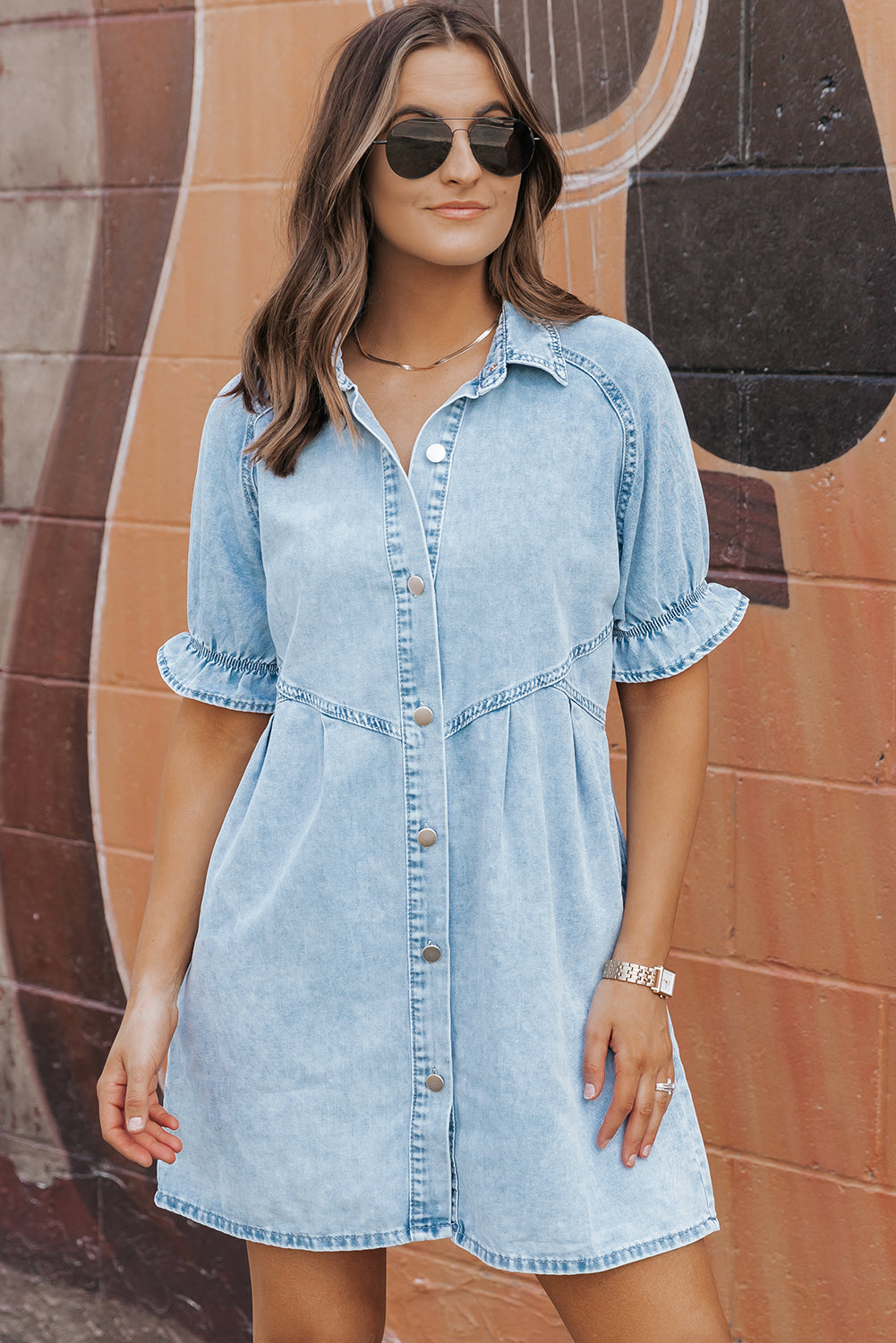 Beau Blue Mineral Wash – Kurzärmliges Jeanskleid mit Knöpfen und Rüschen