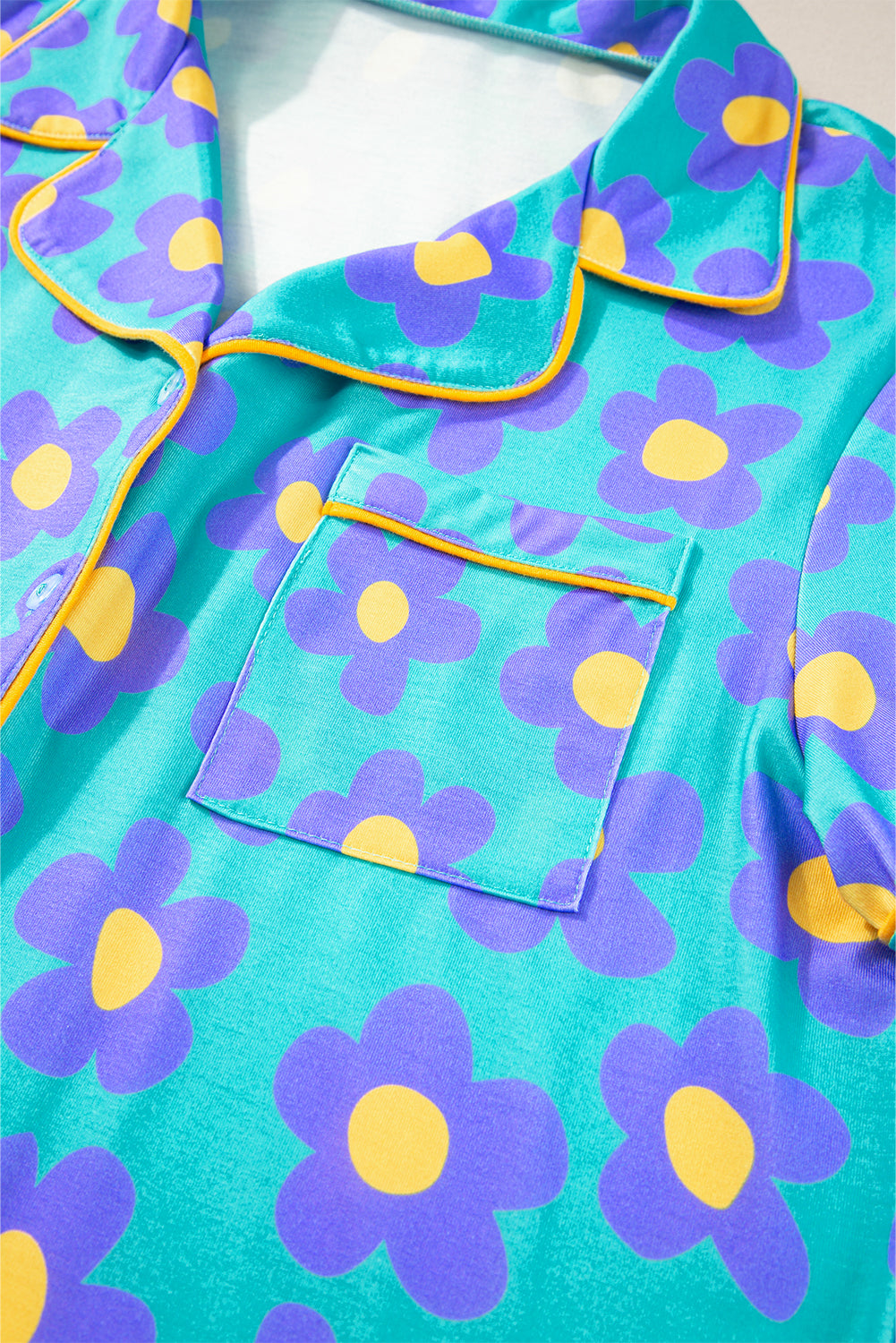Grünes Pyjama-Set mit kurzärmligem Hemd und Blumenmuster