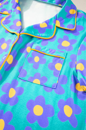 Grünes Pyjama-Set mit kurzärmligem Hemd und Blumenmuster