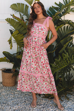 Rosa Maxikleid mit Empire-Taille und floraler Spitze und gebundenen Trägern