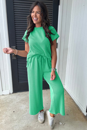 Hellgrünes Set aus kurzärmligem T-Shirt und Hose mit weitem Bein in festem Kordelstrick