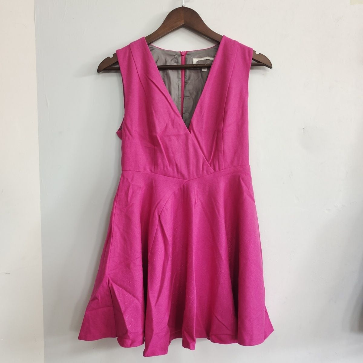 Elegant Sleeveless Figure-flattering French-style Skirt with a Cinched Waist and Sophisticated Charm