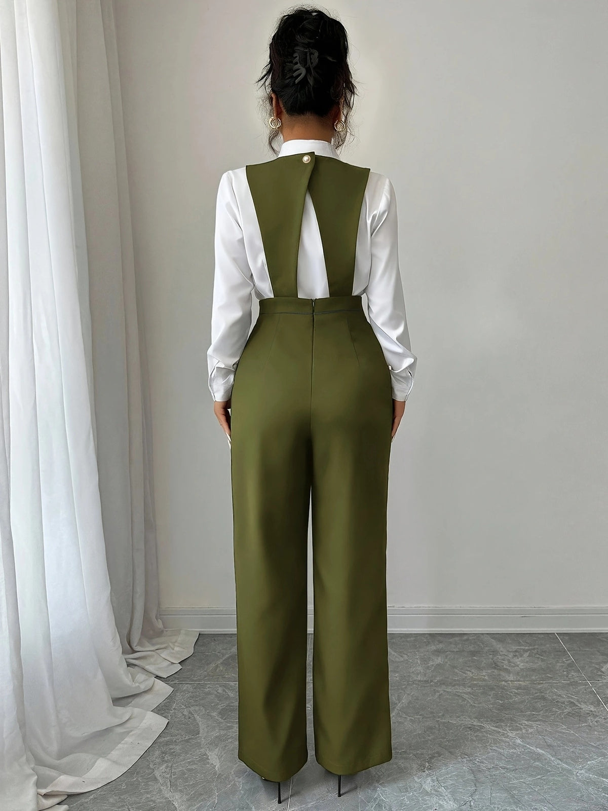 Elegant Slim-Fit Solid Sleeveless Commuter Jumpsuit
