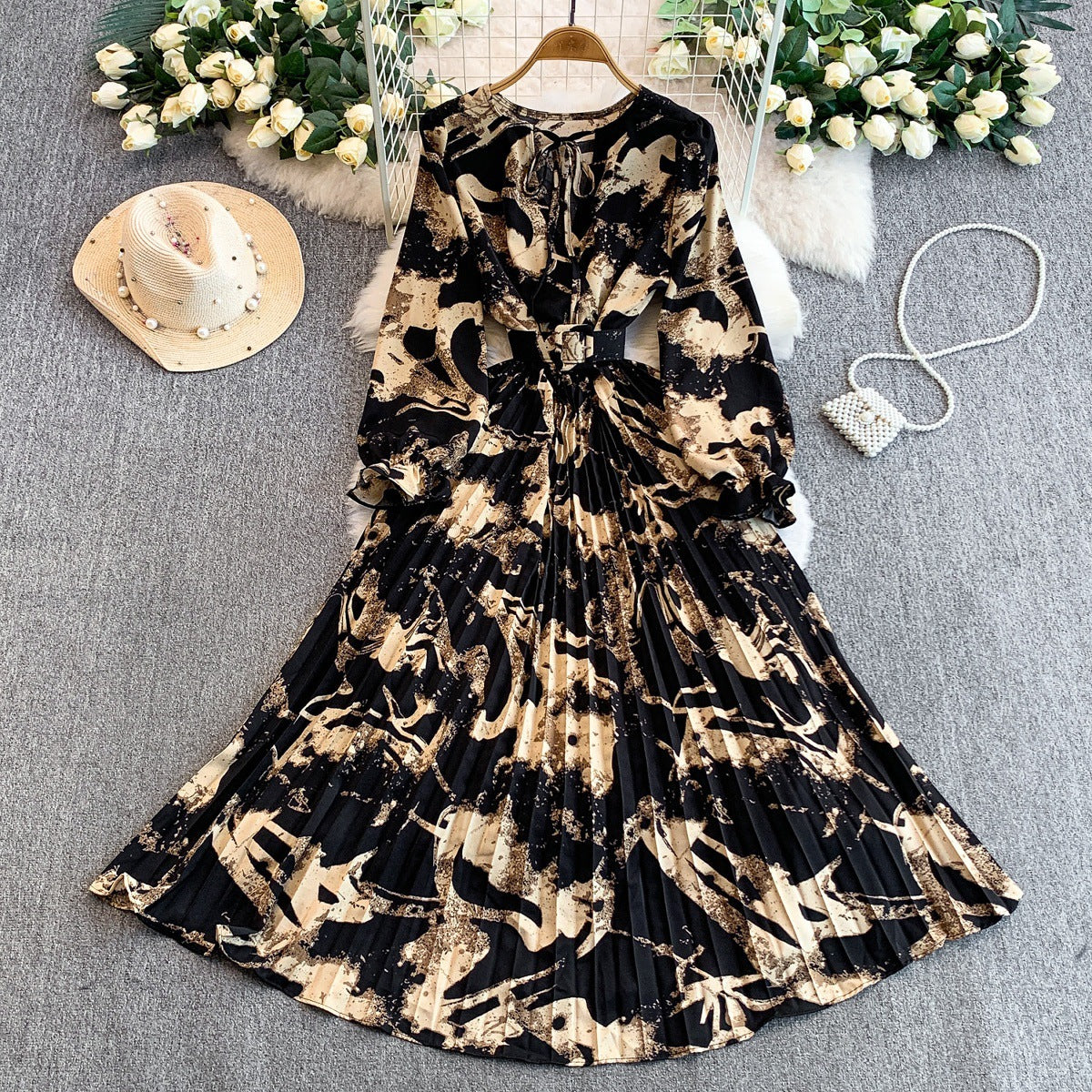 Printed Crew-neck Dress, Autumnwinter Style with a Cinched Waist, Figure-flattering Wide Pleated Skirt