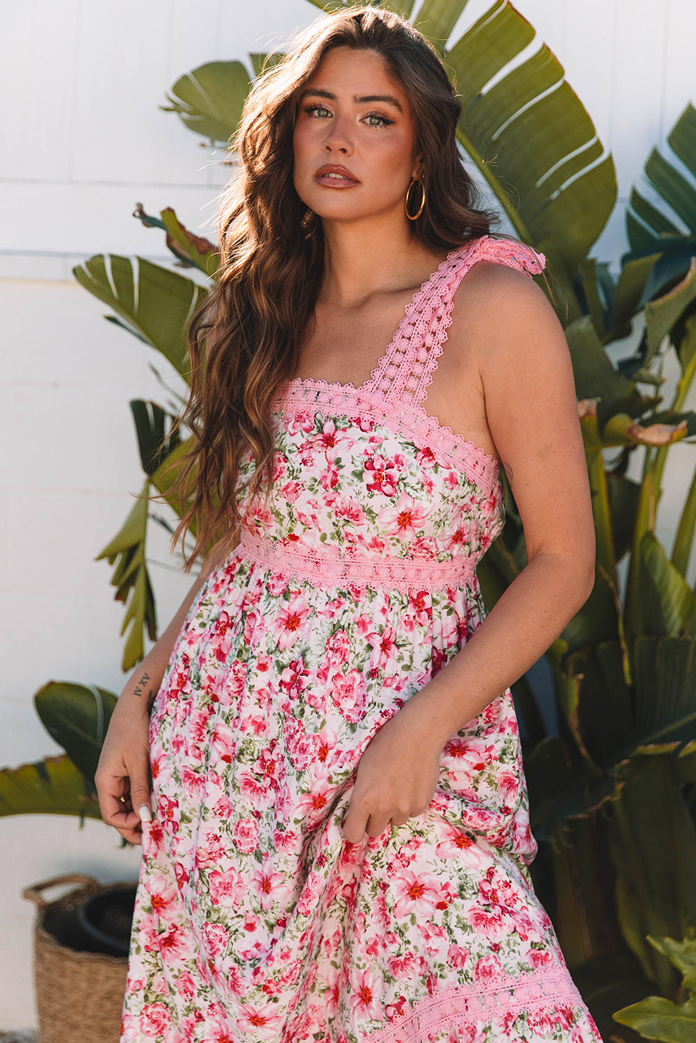 Rosa Maxikleid mit Empire-Taille und floraler Spitze und gebundenen Trägern