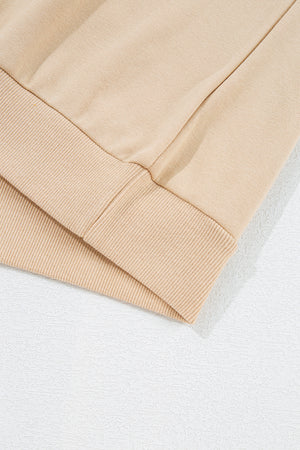 Aprikosenfarbener Pullover mit gestreiftem Akzent und Shorts, zweiteiliges Freizeitset