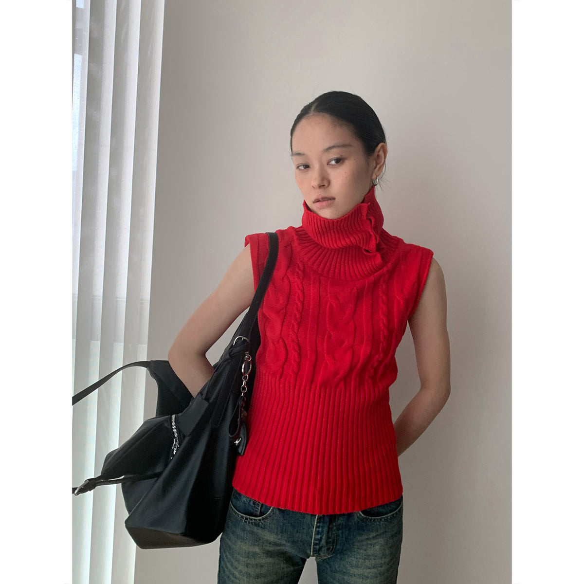 Turtleneck Sleeveless Knit Top with a Turn-down Collar Slim-fit Sweater