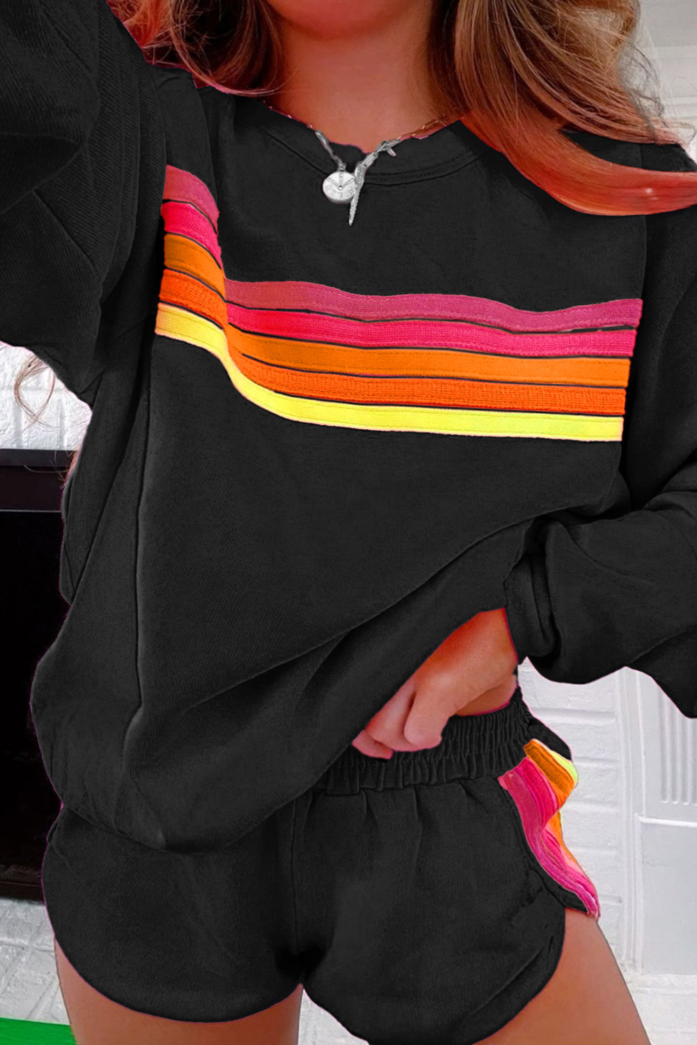 Zweiteiliges Freizeitset mit Pullover und Shorts mit schwarzen Streifen