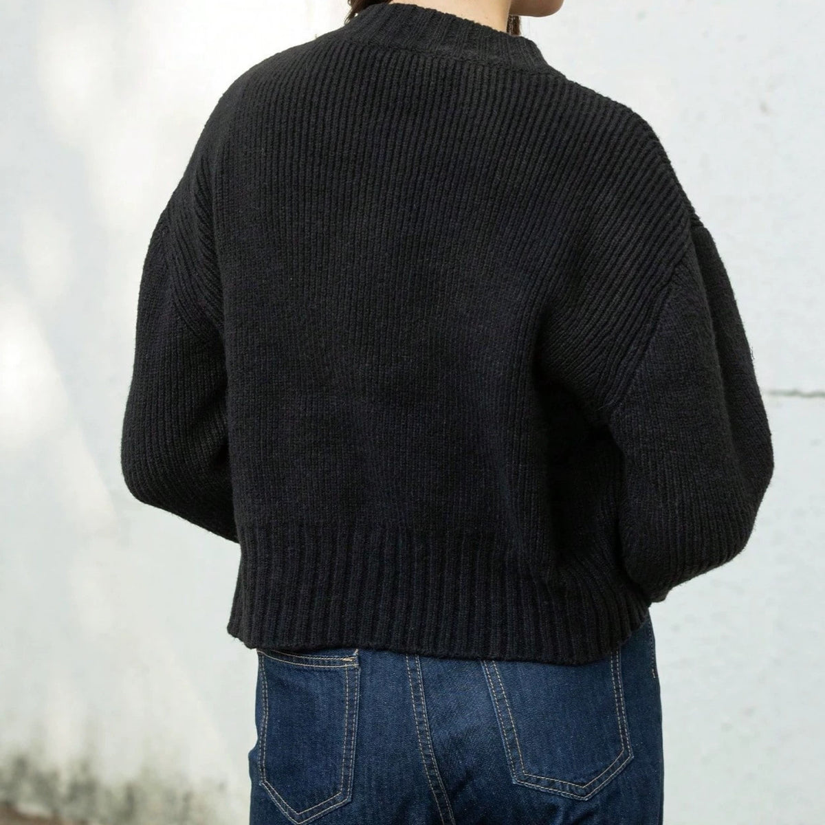 Womens Knitted Long-sleeve Sweater with a Round Neck and Zipper